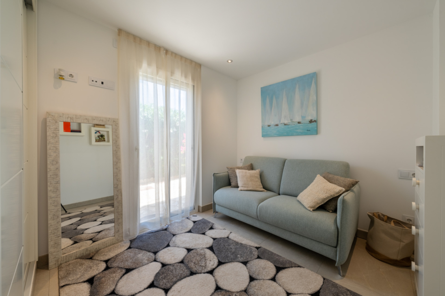 Exklusive Residenz mit Pool und gepflegtem Garten in beliebter Wohngegend - Schlafzimmer 1 (6527)