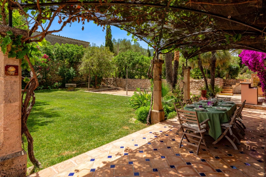 Charmante Finca mit wunderschönem Garten - Garten und Petanque Platz (4921)