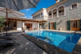 Hauptfassade und Poolbereich mit Terrasse