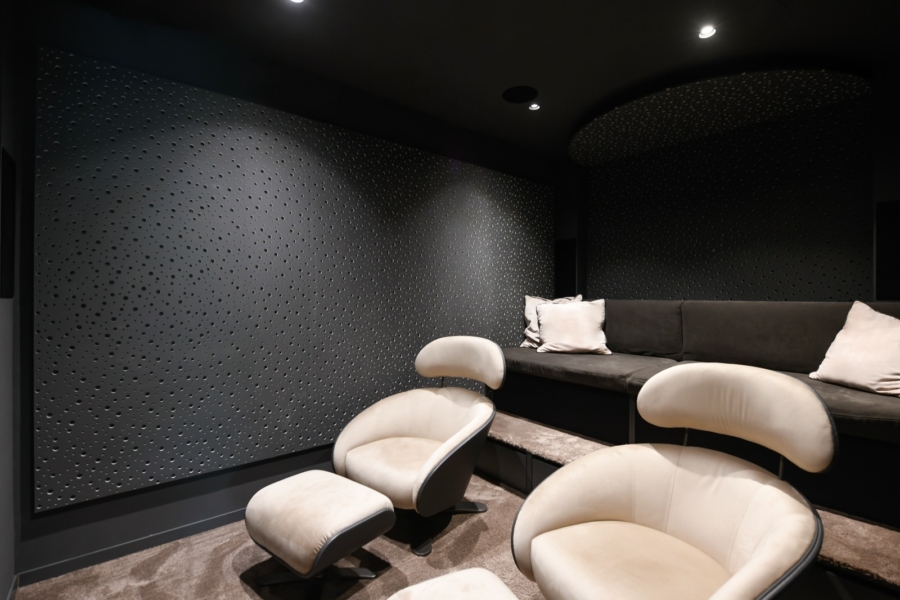 Stilvolle Luxusvilla im modern-mediterranen Design mit Panoramablick und exklusiver Ausstattung - Heimkino (6713)