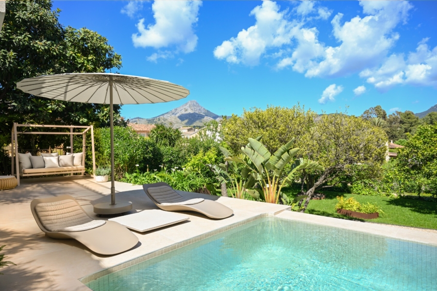 Stilvolle Luxusvilla im modern-mediterranen Design mit Panoramablick und exklusiver Ausstattung - Terrasse und Pool (6694)