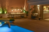 Terrasse und Pool Abendaufnahme