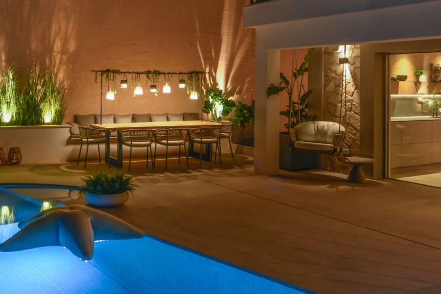 Stilvolle Luxusvilla im modern-mediterranen Design mit Panoramablick und exklusiver Ausstattung - Terrasse und Pool Abendaufnahme (6710)