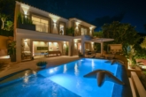 Terrasse und Pool Abendaufnahme