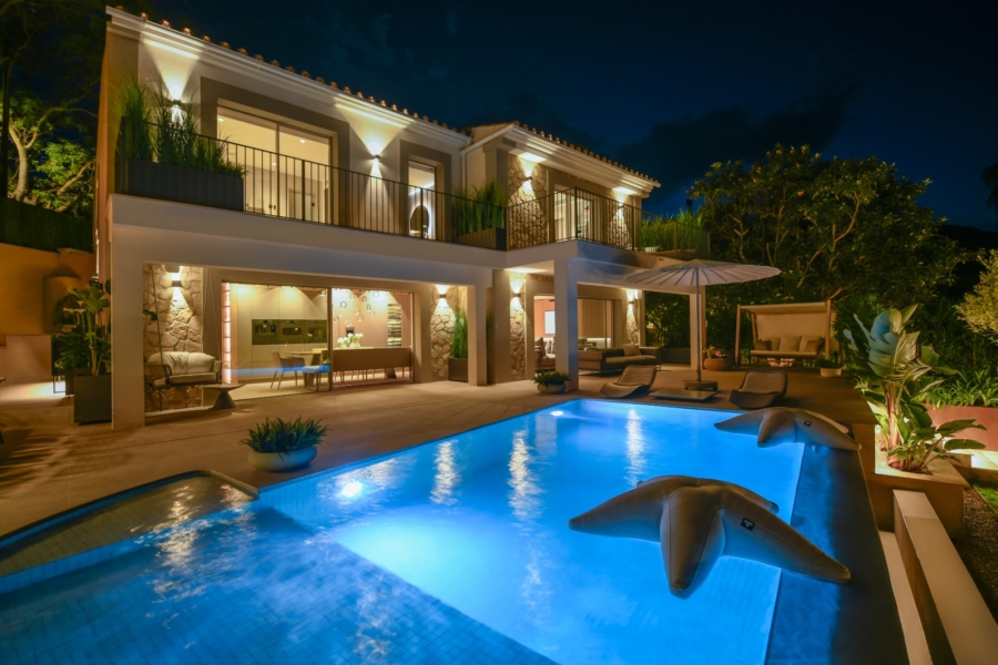 Stilvolle Luxusvilla im modern-mediterranen Design mit Panoramablick und exklusiver Ausstattung - Terrasse und Pool Abendaufnahme (6709)