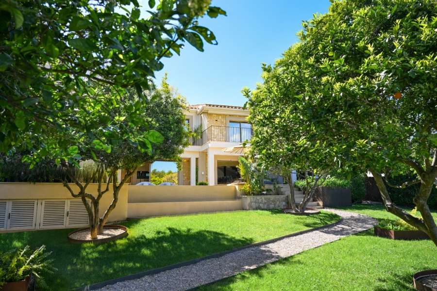 Stilvolle Luxusvilla im modern-mediterranen Design mit Panoramablick und exklusiver Ausstattung - Garten (6698)