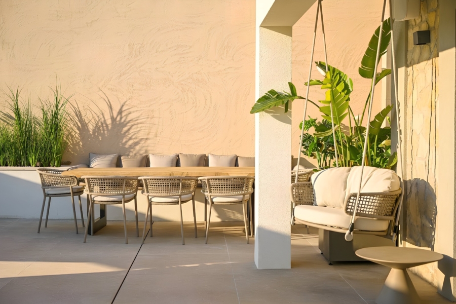 Stilvolle Luxusvilla im modern-mediterranen Design mit Panoramablick und exklusiver Ausstattung - Essbereich außen (6696)