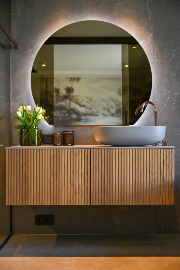 Stilvolle Luxusvilla im modern-mediterranen Design mit Panoramablick und exklusiver Ausstattung - Badezimmer 1 (6706)