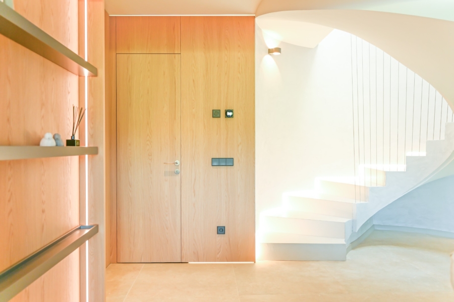 Stilvolle Luxusvilla im modern-mediterranen Design mit Panoramablick und exklusiver Ausstattung - Treppe (6704)