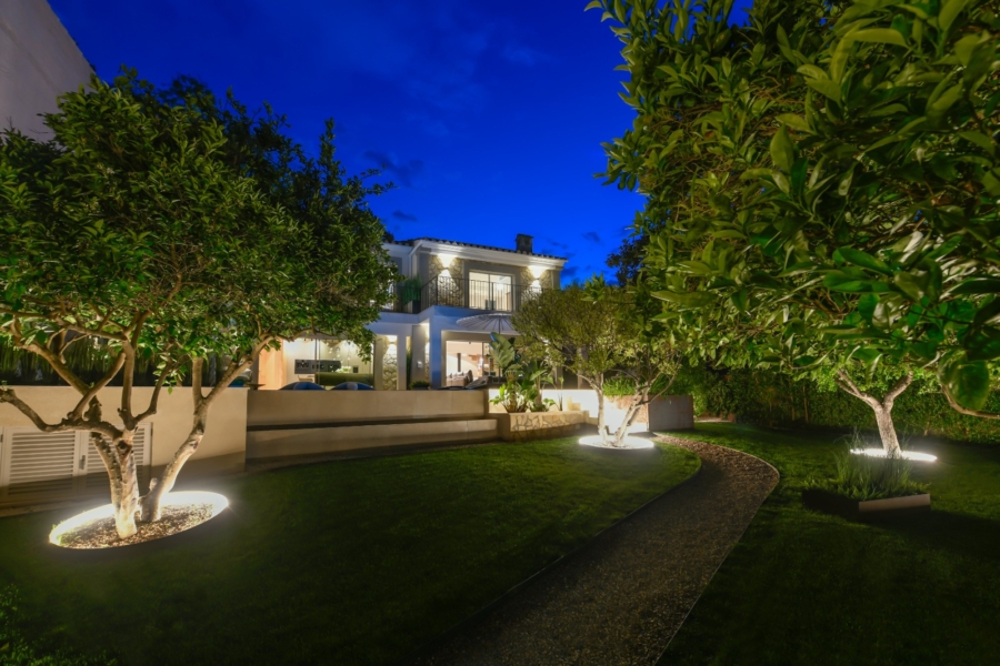 Stilvolle Luxusvilla im modern-mediterranen Design mit Panoramablick und exklusiver Ausstattung - Garten Abendaufnahme (6711)