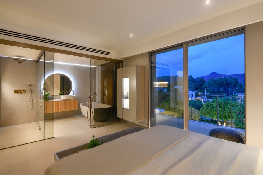 Stilvolle Luxusvilla im modern-mediterranen Design mit Panoramablick und exklusiver Ausstattung - Schlafzimmer 1 (6705)
