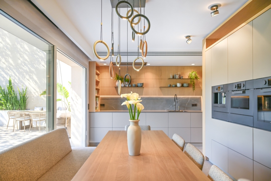 Stilvolle Luxusvilla im modern-mediterranen Design mit Panoramablick und exklusiver Ausstattung - Küche (6700)