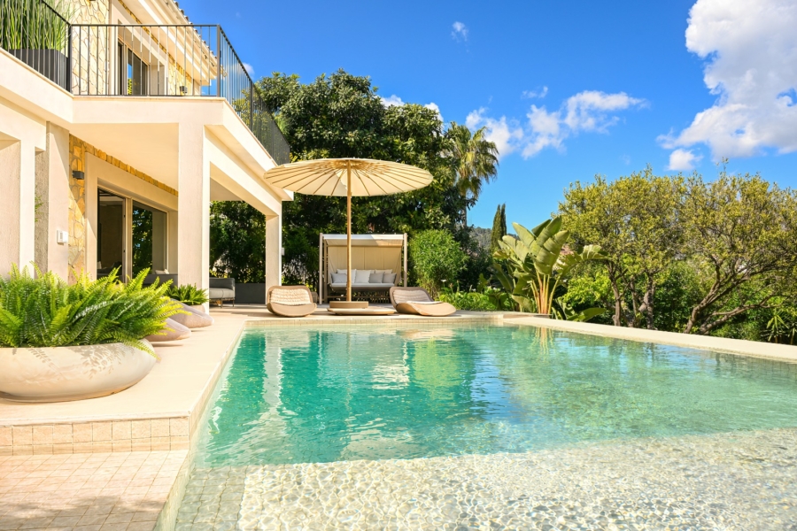 Stilvolle Luxusvilla im modern-mediterranen Design mit Panoramablick und exklusiver Ausstattung - Terrasse und Pool (6693)