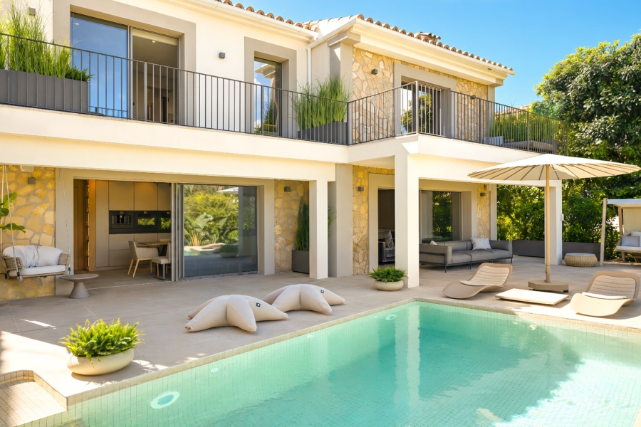 Stilvolle Luxusvilla im modern-mediterranen Design mit Panoramablick und exklusiver Ausstattung - Terrasse und Pool (6692)