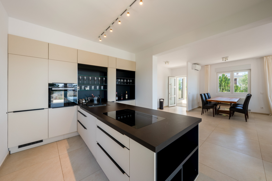 Moderne Villa mit separatem Gästebereich in ruhiger Lage - Offene Küche (5470)