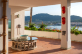 Überdachte Terrasse mit Hafenblick