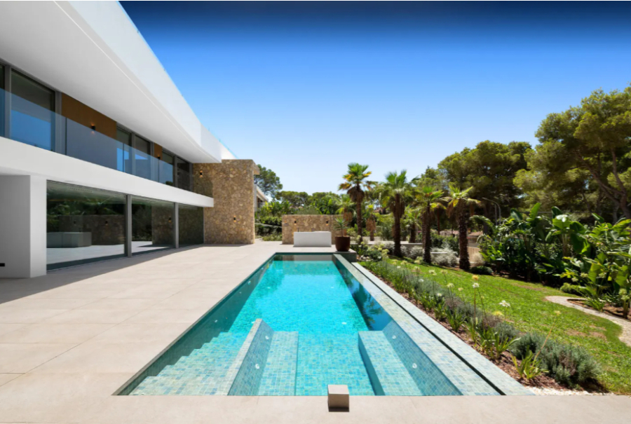 Luxuriöse Neubauvilla mit erstklassiger Ausstattung in begehrter Yachthafennähe - Terrassen, Pool und Garten (6591)