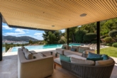 Überdachter Terrassenbereich mit Aussenlounge