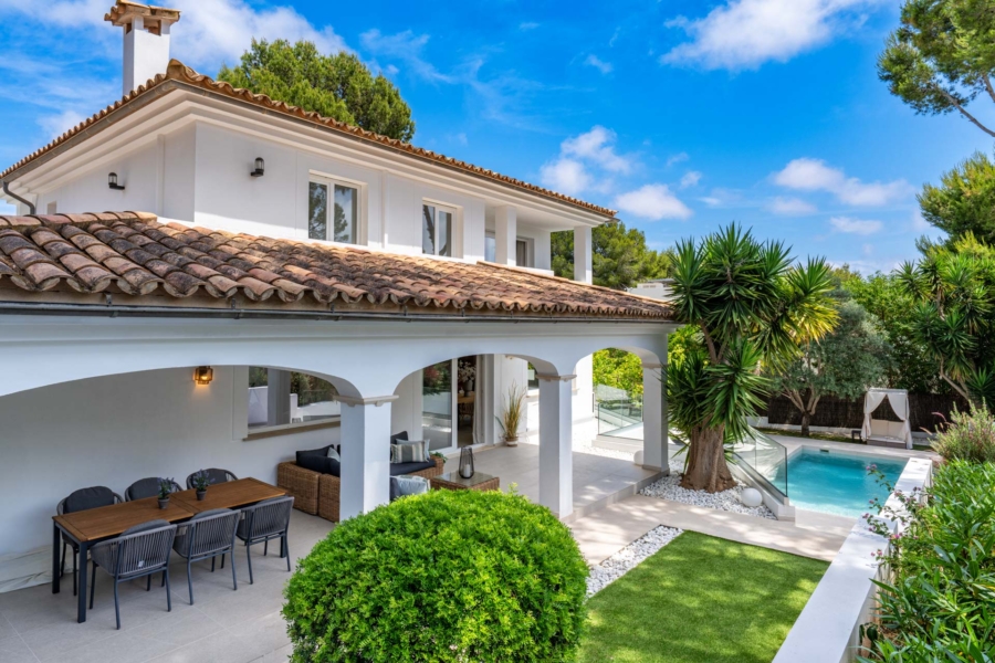Mediterrane Villa in begehrter Wohnlage – stilvoll modernisiert und bezugsfertig - Überdachte Terrasse (6498)