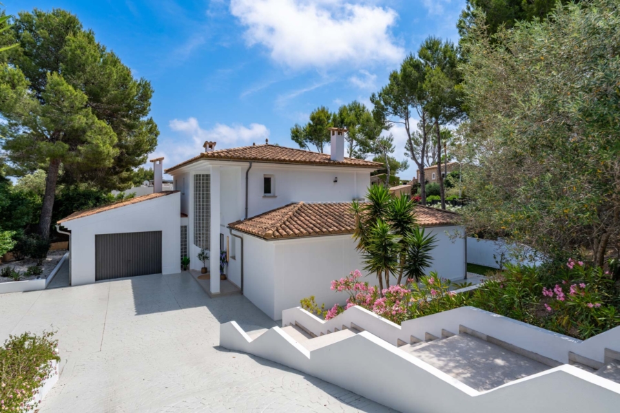 Mediterrane Villa in begehrter Wohnlage – stilvoll modernisiert und bezugsfertig - Zufahrt (6515)