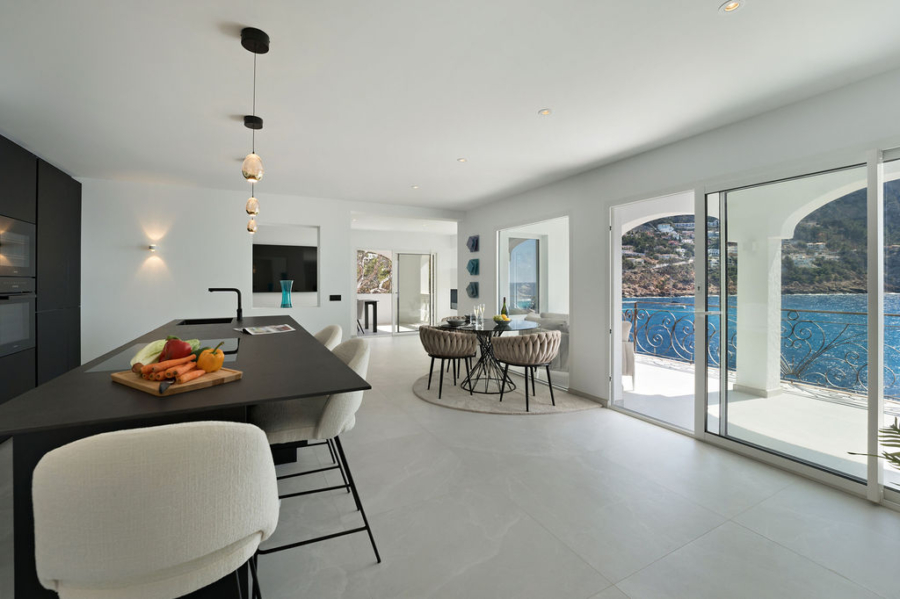 Hochwertig kernsaniertes Meerblick-Appartement in erster Meereslinie – Cala Llamp - Küche und Essbereich (6153)