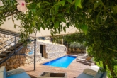 Loungebereich mit Blick auf den Pool
