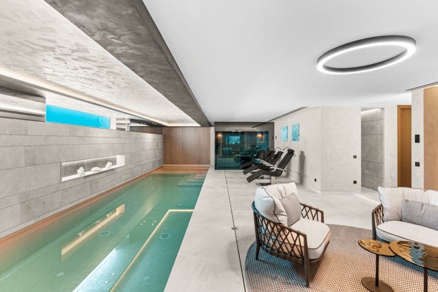 Luxusvilla mit spektakulärem Meerblick und herausragender Architektur in Bestlage - Indoor-Pool (6314)
