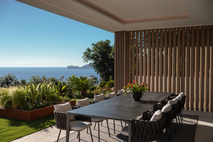 Luxusvilla mit spektakulärem Meerblick und herausragender Architektur in Bestlage - Terrasse mit Essbereich (6303)
