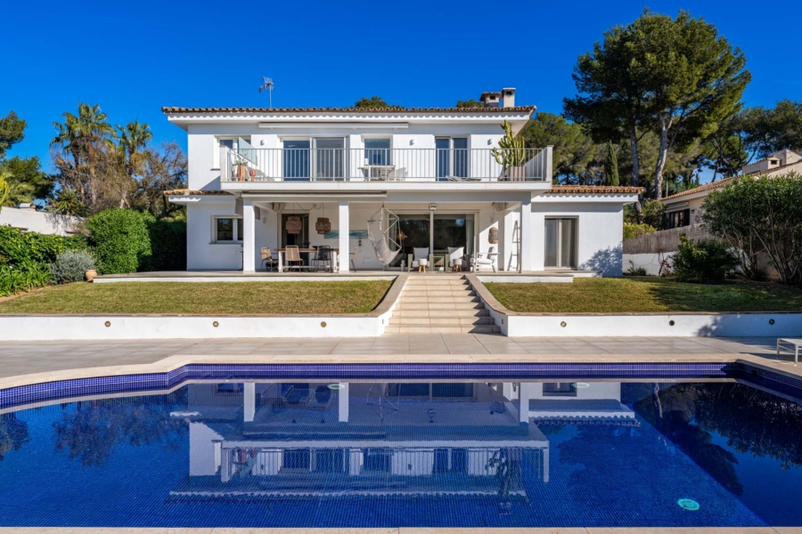 Stilvolle Villa mit Pool und Garten in ruhiger Wohnlage - Villa mit Pool und Garten (12659)