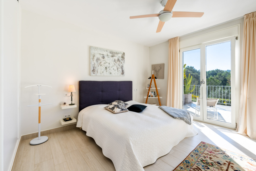 Stilvolle Villa mit Pool und Garten in ruhiger Wohnlage - Schlafzimmer 4 im OG (12679)