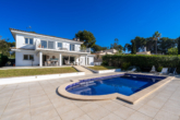 Villa mit Pool und Garten