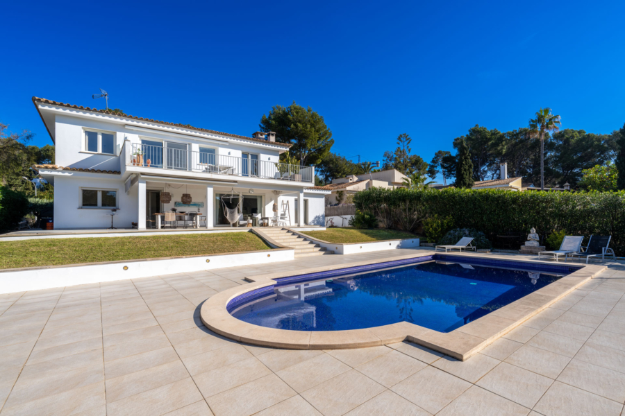 Stilvolle Villa mit Pool und Garten in ruhiger Wohnlage - Villa mit Pool und Garten (12660)
