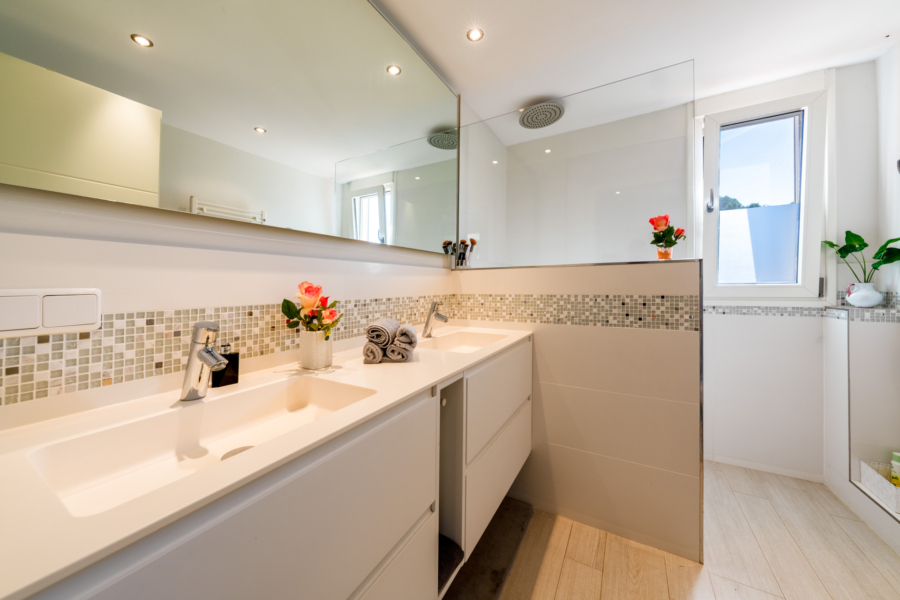 Stilvolle Villa mit Pool und Garten in ruhiger Wohnlage - Bad 4 im OG (12680)