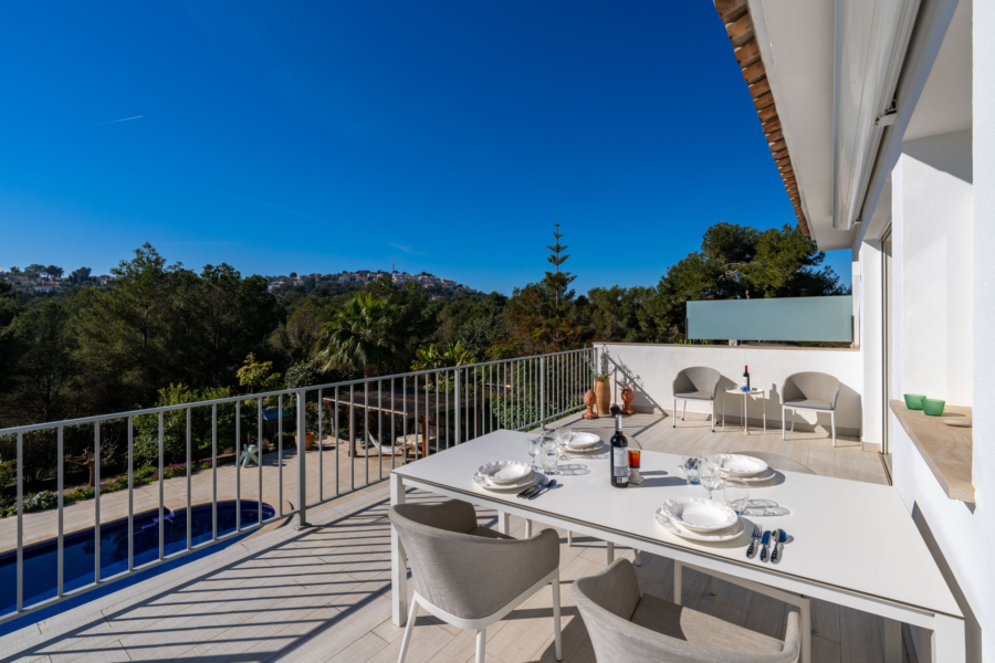 Stilvolle Villa mit Pool und Garten in ruhiger Wohnlage - Terrasse im OG (12682)