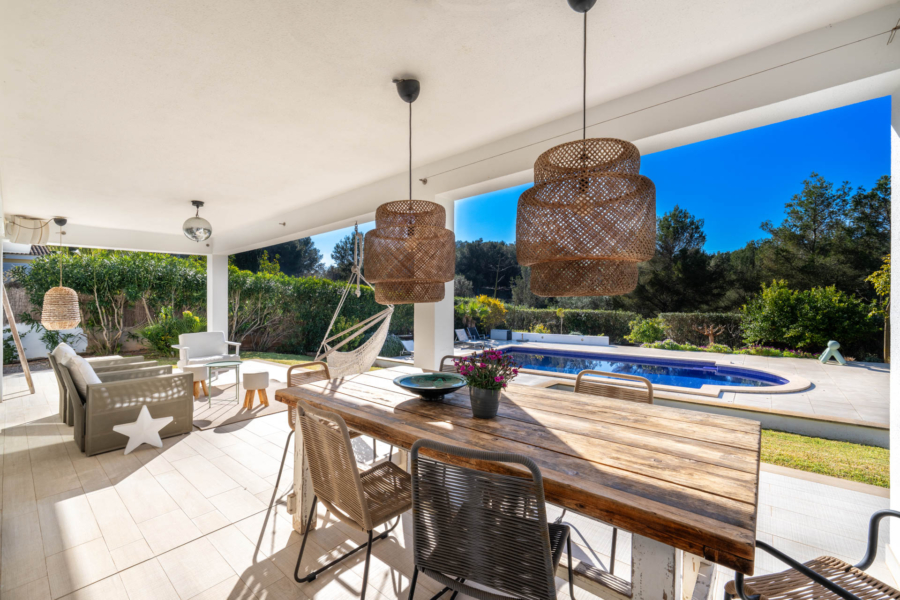 Stilvolle Villa mit Pool und Garten in ruhiger Wohnlage - Überdachter Terrassenbereich (12662)