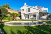 Seitenfassade, Pool und Garten