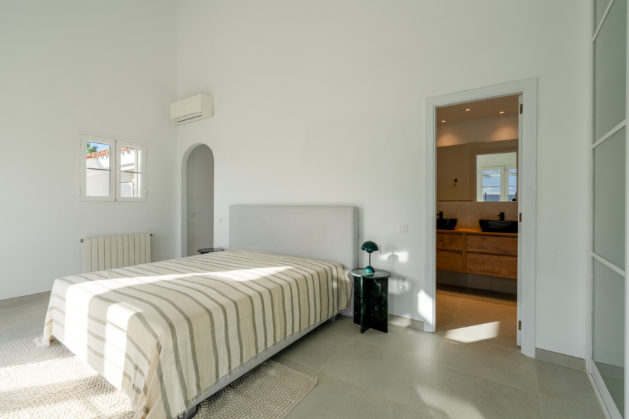 Schlafzimmer 1
