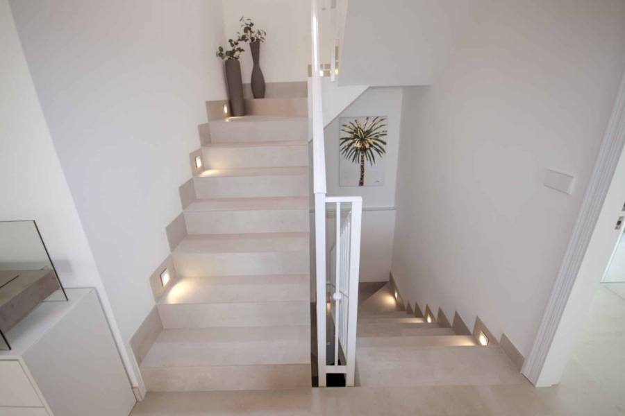 Charmantes Reihenhaus mit Meerblick in einer exklusiven Wohnanlage - Treppe (6756)