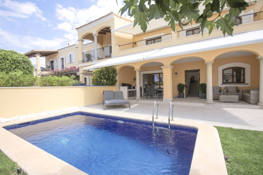 Charmantes Reihenhaus mit Meerblick in einer exklusiven Wohnanlage - Reihenhaus mit privatem Pool und Garten (6742)