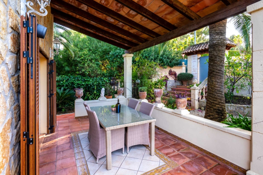 Mediterrane Villa mit Vermietungslizenz in ruhiger Lage - Überdachte Terrasse (6087)