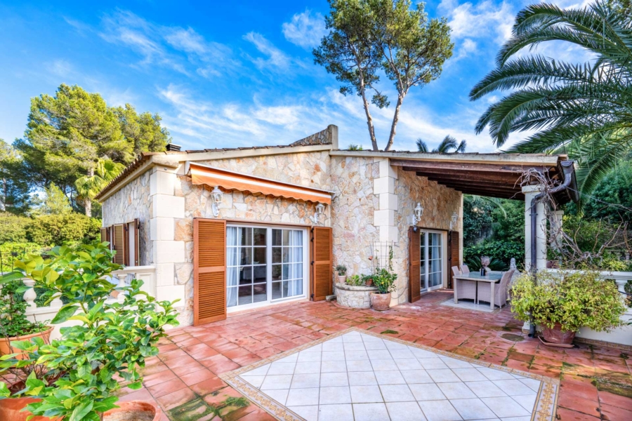 Mediterrane Villa mit Vermietungslizenz in ruhiger Lage - Frontfassade (6086)