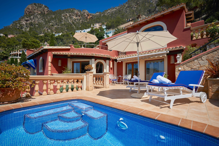 Pool und Terrasse
