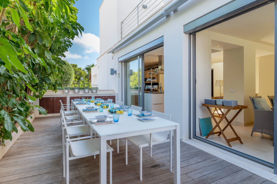 Südwest ausgerichtete Meerblickvilla in Costa d‘ en Blanes - Terrasse mit Essbereich (4800)