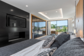 Geräumiges Schlafzimmer mit Kamin und Zugang zur Terrasse
