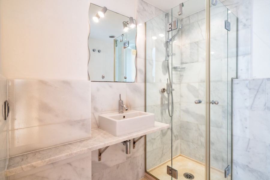 Exklusives Appartement in 1. Meereslinie - Badezimmer 1 (6022)