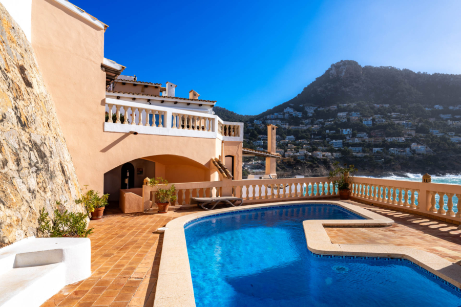 Stilvoll kernsaniertes Appartement in 1. Meereslinie in Cala Llamp - Gemeinschaftspool (6186)