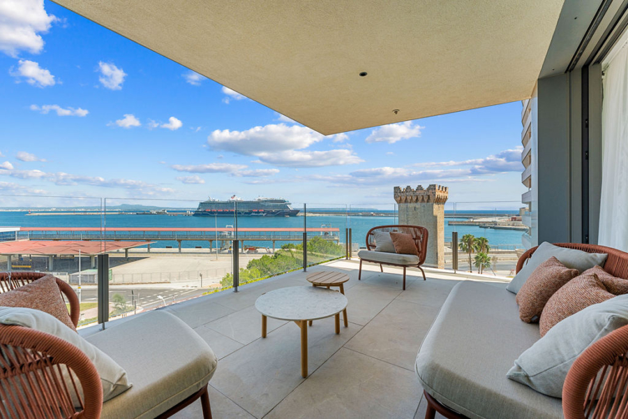 Exklusive Neubauappartements in Palmas Hafennähe ab 2.100.000 € - Terrasse mit Blick auf den Hafen (15524)