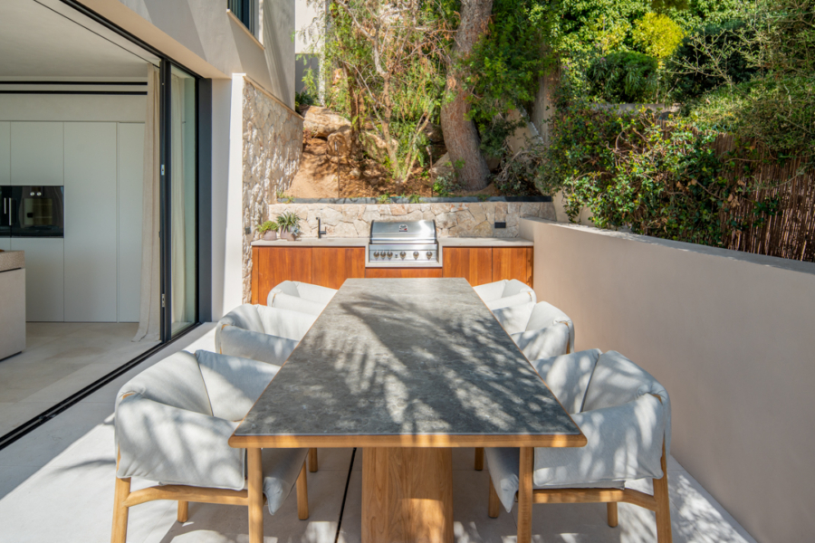 Neubauvilla im mediterranen Stil mit Meerblick - Aussenküche und Essbereich (13023)