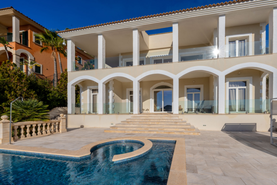 Charmante Villa im modern mediterranen Stil mit fantastischem Meerblick - Hauptfassade (5950)
