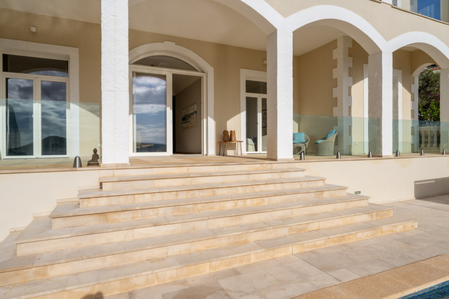 Charmante Villa im modern mediterranen Stil mit fantastischem Meerblick - Überdachte Terrasse Erdgeschoss (5969)